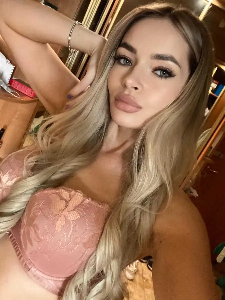 Asya escort in Milan