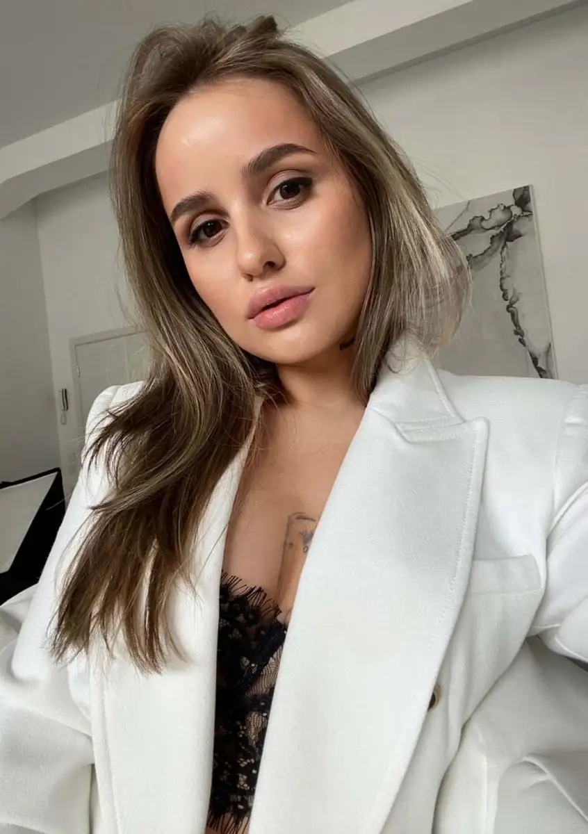 Asya escort in Milan