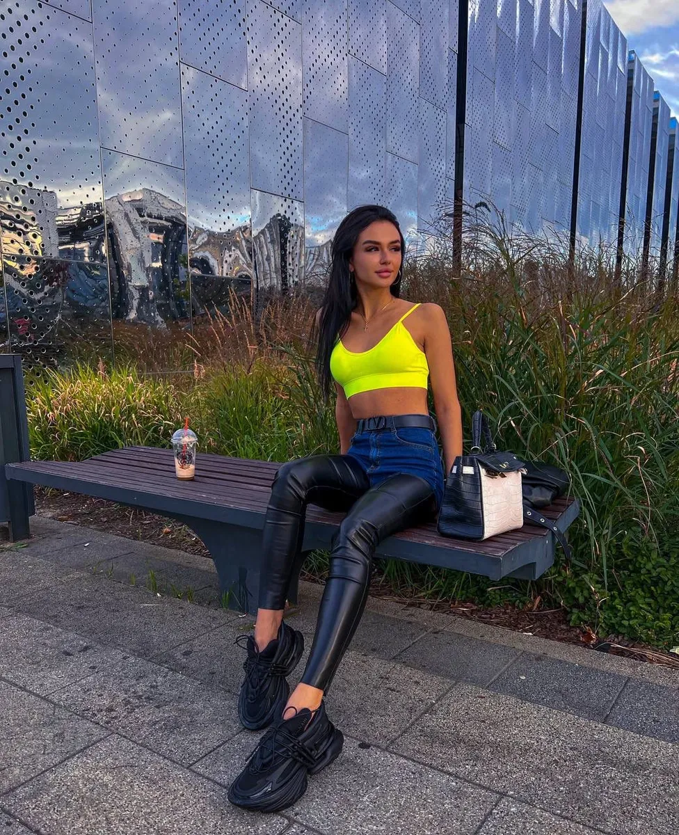 Isabel escort in Milan