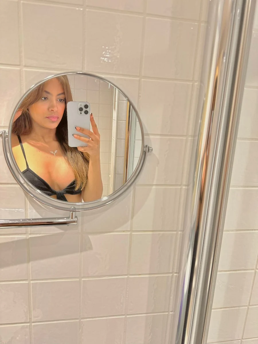 Julia escort in Milan