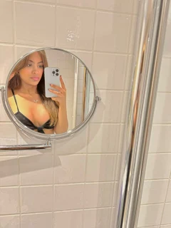 Julia escort in Milan