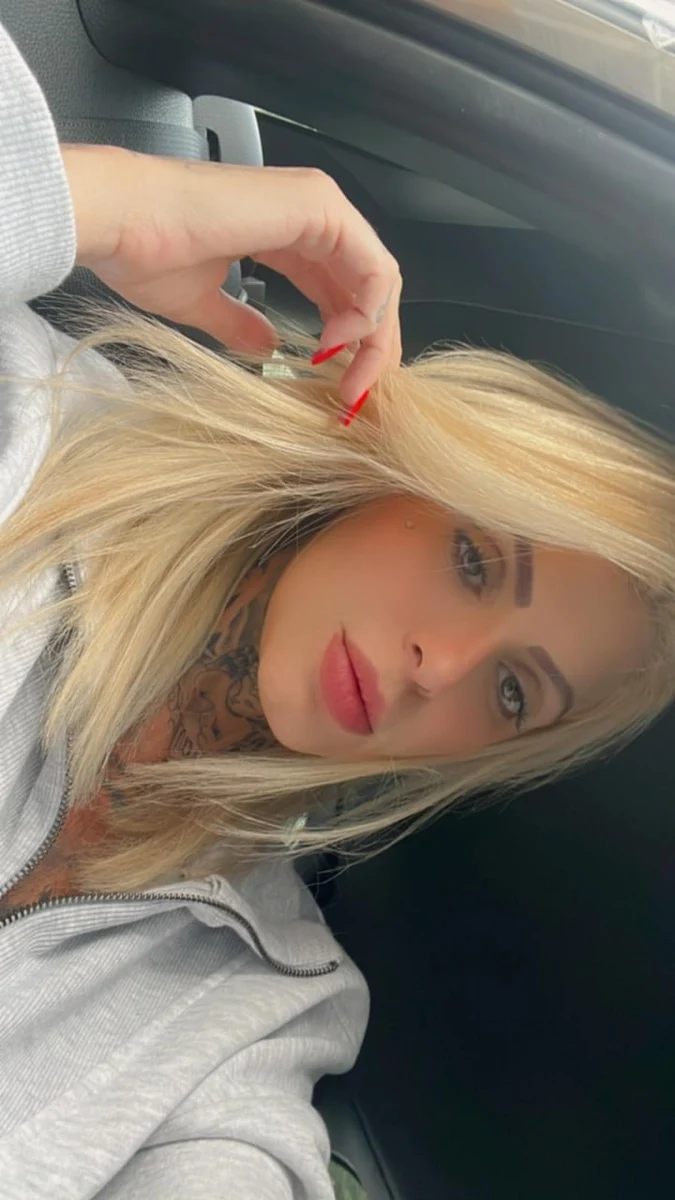 Leona escort in Milan