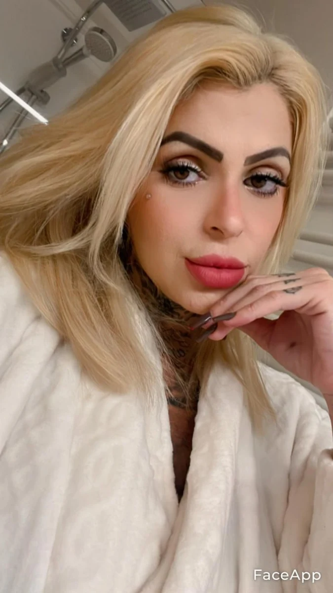 Leona escort in Milan
