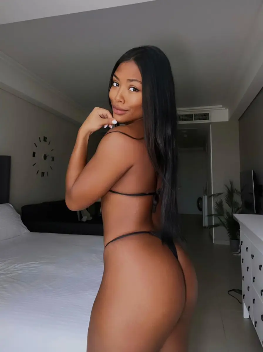 Naomi escort in Milan