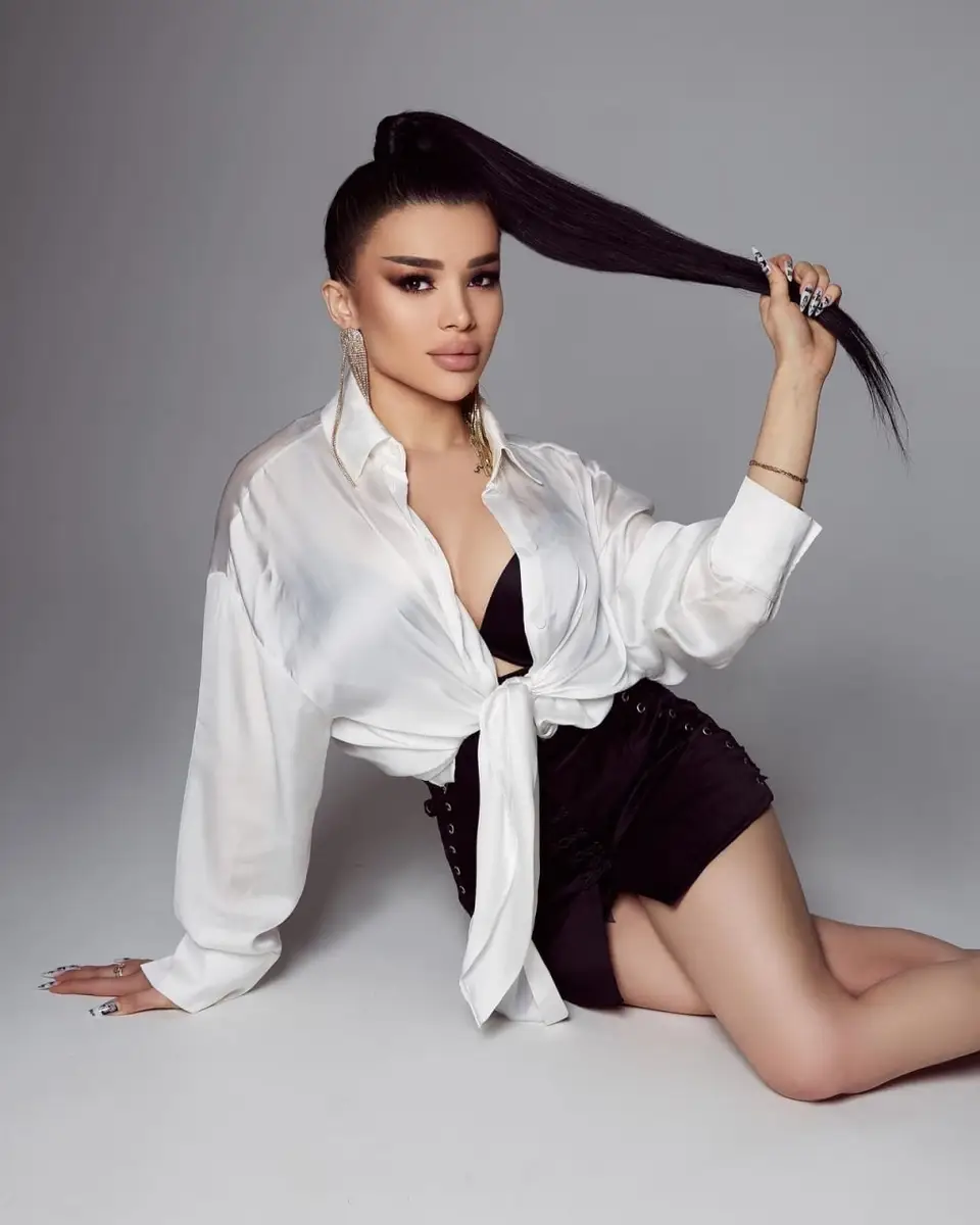 Naya escort in Milan