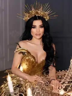 Naya escort in Milan