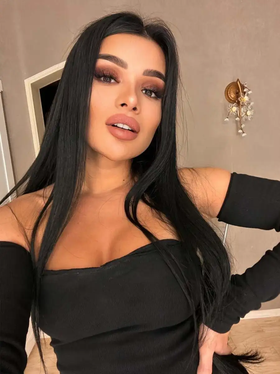 Naya escort in Milan
