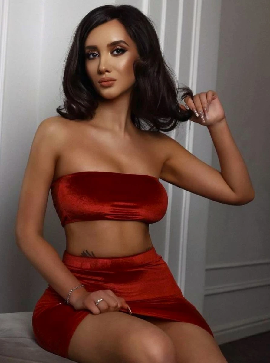 Oksy escort in Milan