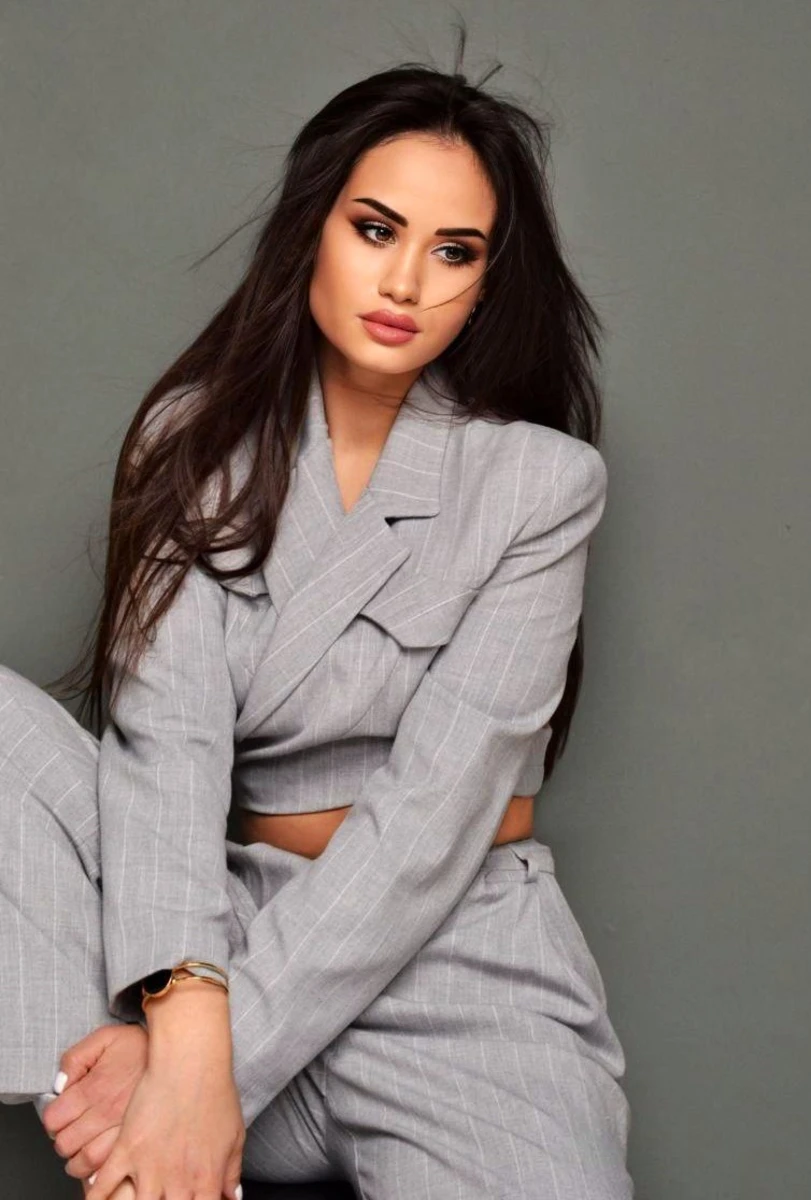 Tais escort in Milan