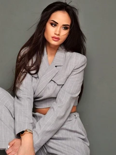 Tais escort in Milan
