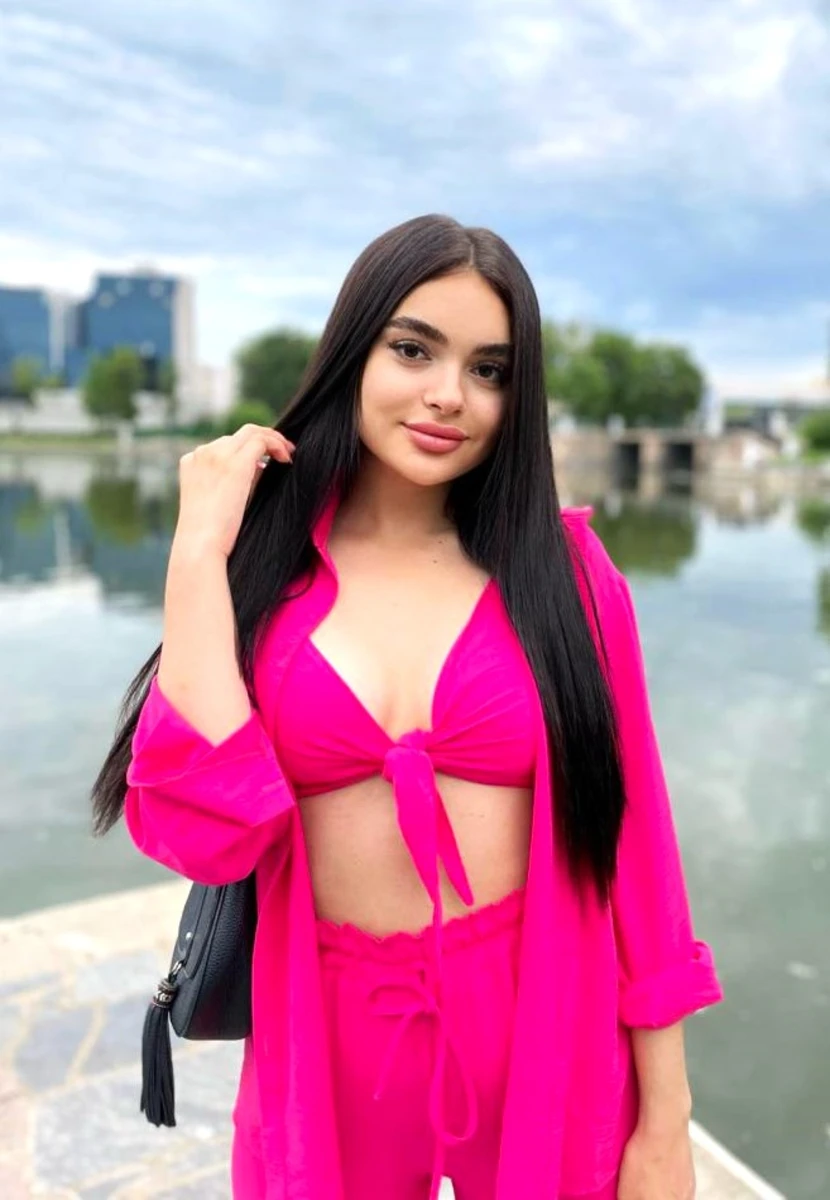 Vika escort in Milan